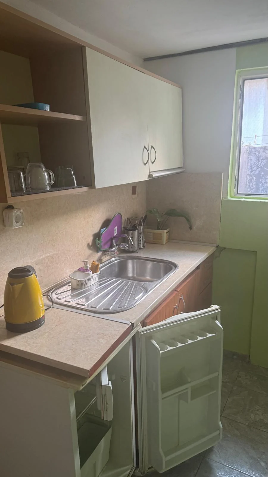 Compact guest kitchen